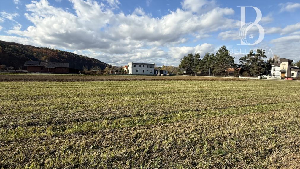 Priestranný stavebný pozemok 743 m² – pokojná lokalita pri Prešove