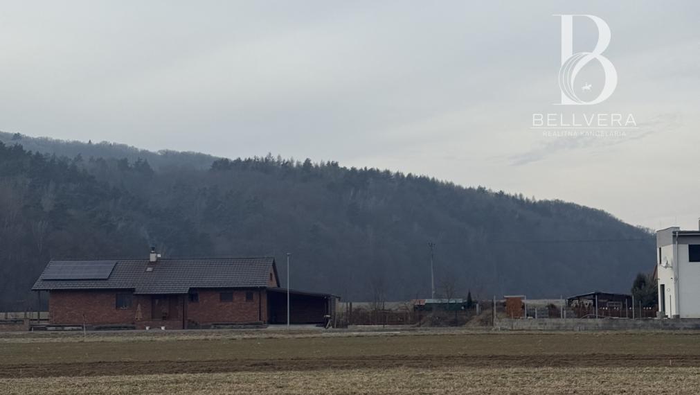 Priestranný stavebný pozemok 743 m² – pokojná lokalita pri Prešove