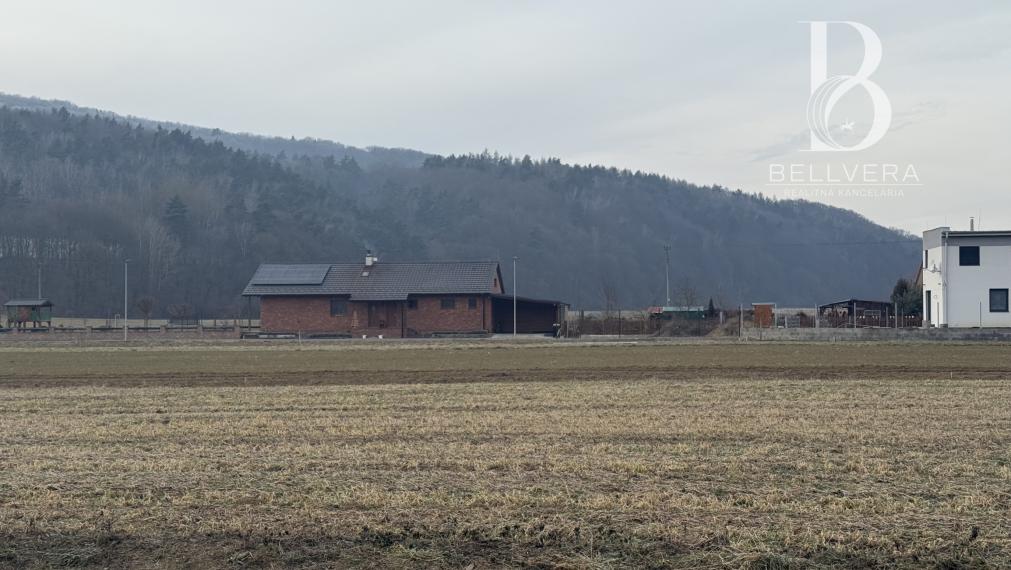 Priestranný stavebný pozemok 743 m² – pokojná lokalita pri Prešove