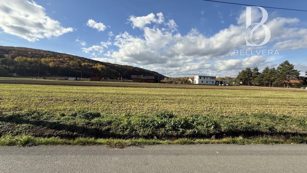 Stavebný pozemok 724 m² – ideálne bývanie pri Prešove