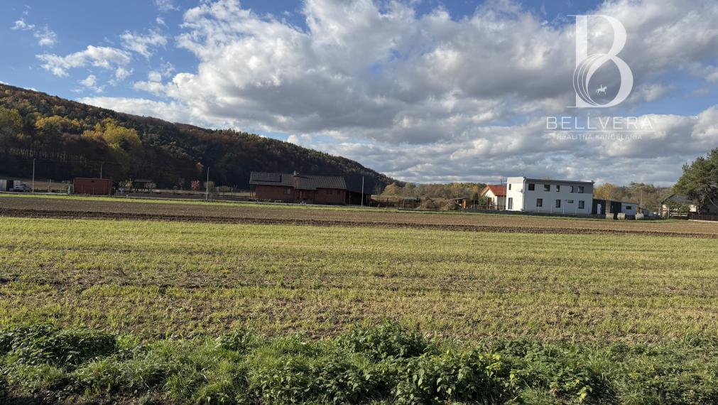 Stavebný pozemok 724 m² – ideálne bývanie pri Prešove