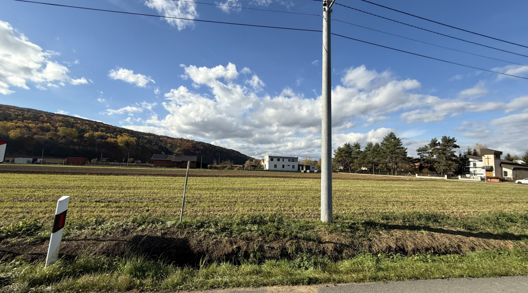 Priestranný stavebný pozemok 743 m² – pokojná lokalita pri Prešove