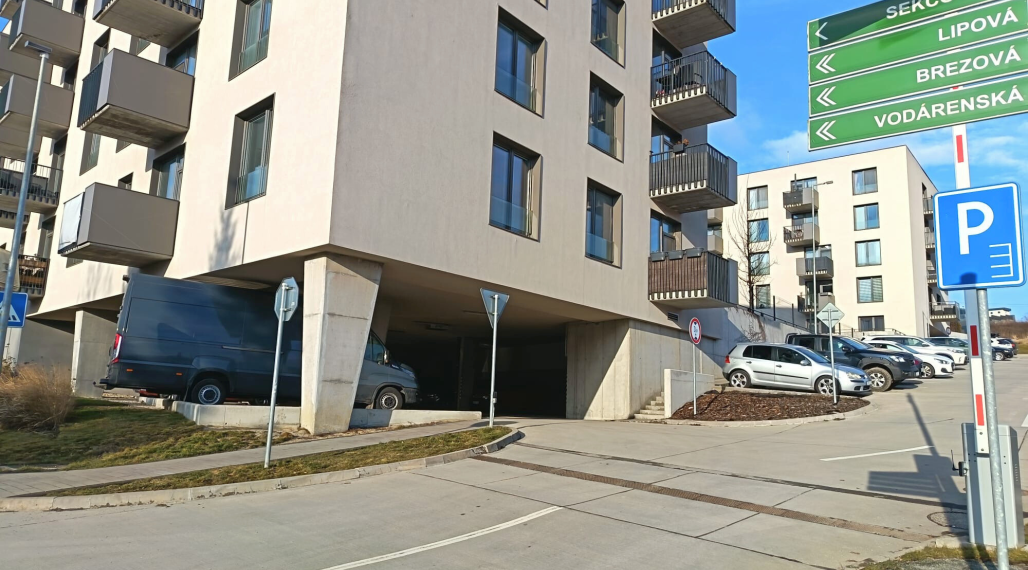 PRENÁJOM: Kryté parkovacie miesto – BYTY DUO
