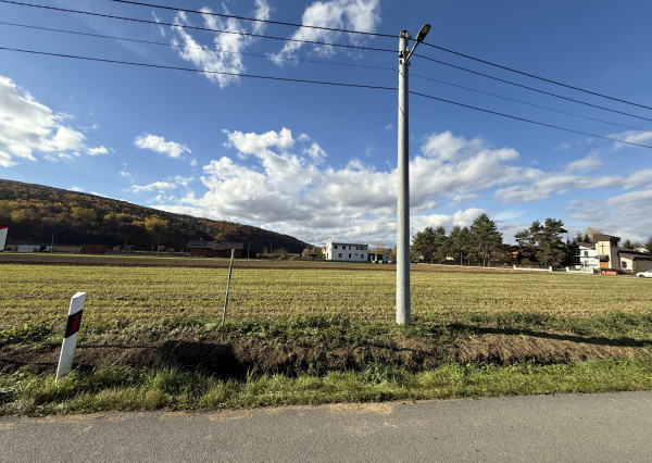 Priestranný stavebný pozemok 743 m² – pokojná lokalita pri Prešove