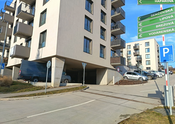 PRENÁJOM: Kryté parkovacie miesto – BYTY DUO